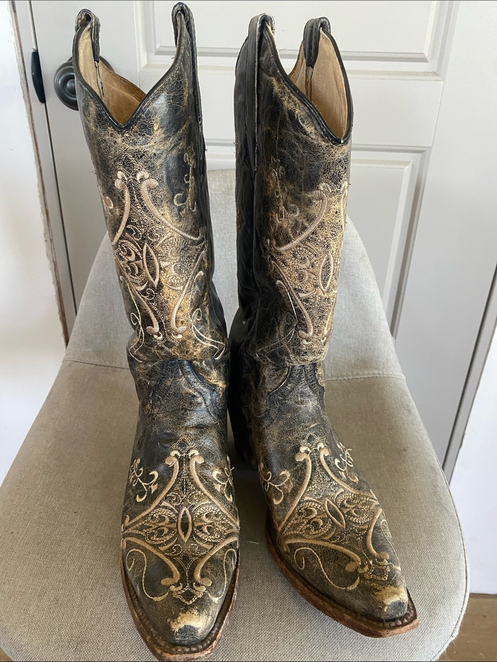 Circle G Embellished Distressed Leather Cowboy Boots - Metallic Accents- Size 9